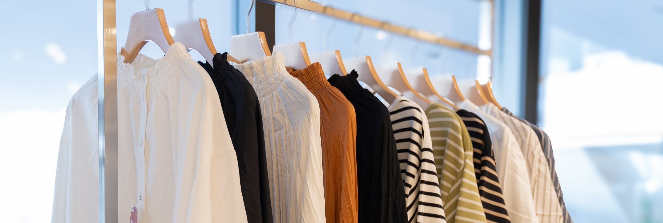 ラックに洋服がならんでいる様子