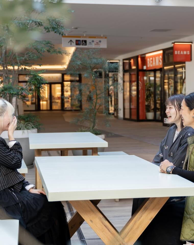 洋服がけにハンガーにかかった洋服が並んでいる様子