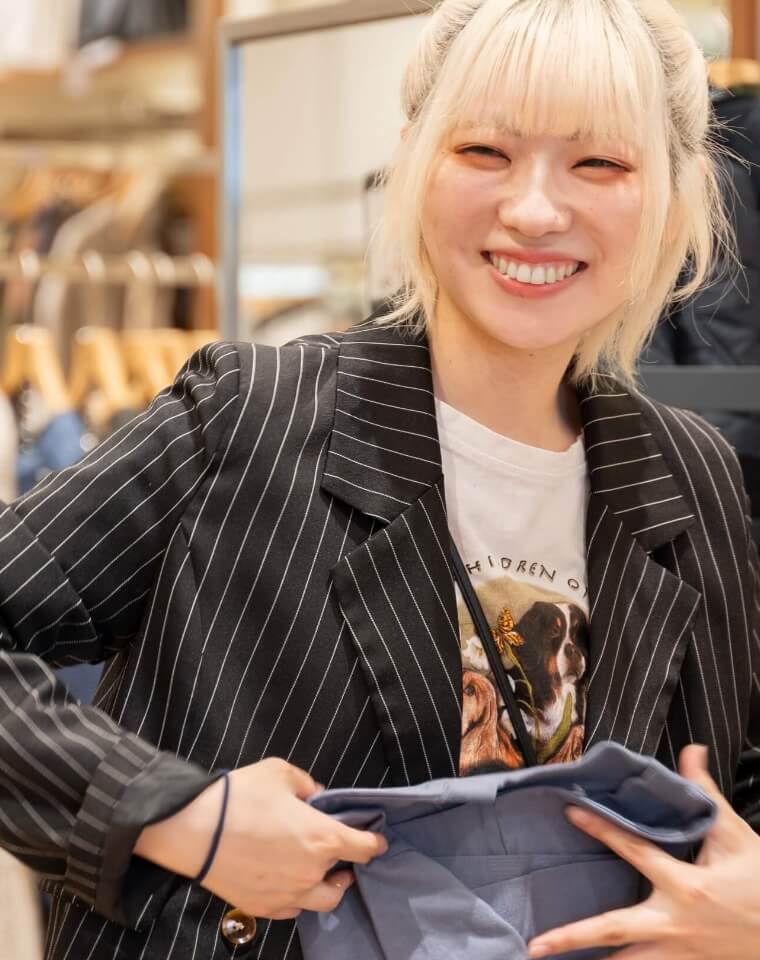 テーブルを交えて女性3人で談笑している様子