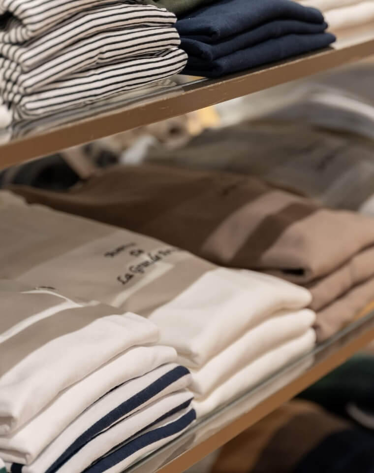 テーブルを交えて女性3人で談笑している様子